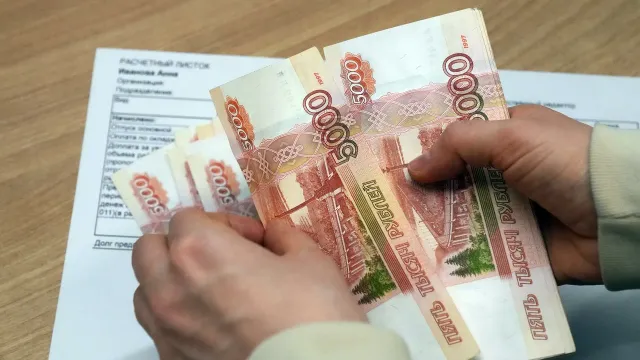 Россиянам пообещали рост зарплаты на 10% в 2026 году