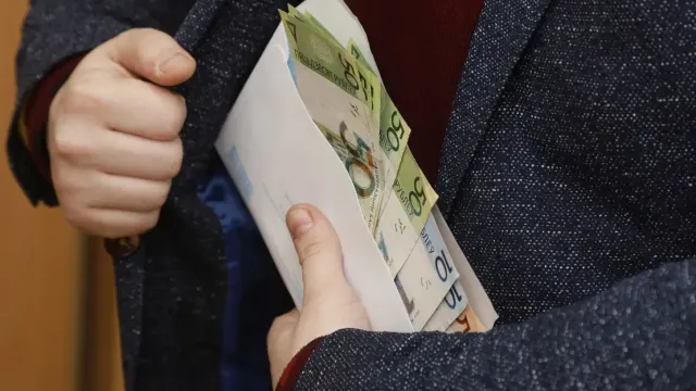 Горячая новость | Россиянам напомнили, чем может быть опасна серая зарплата