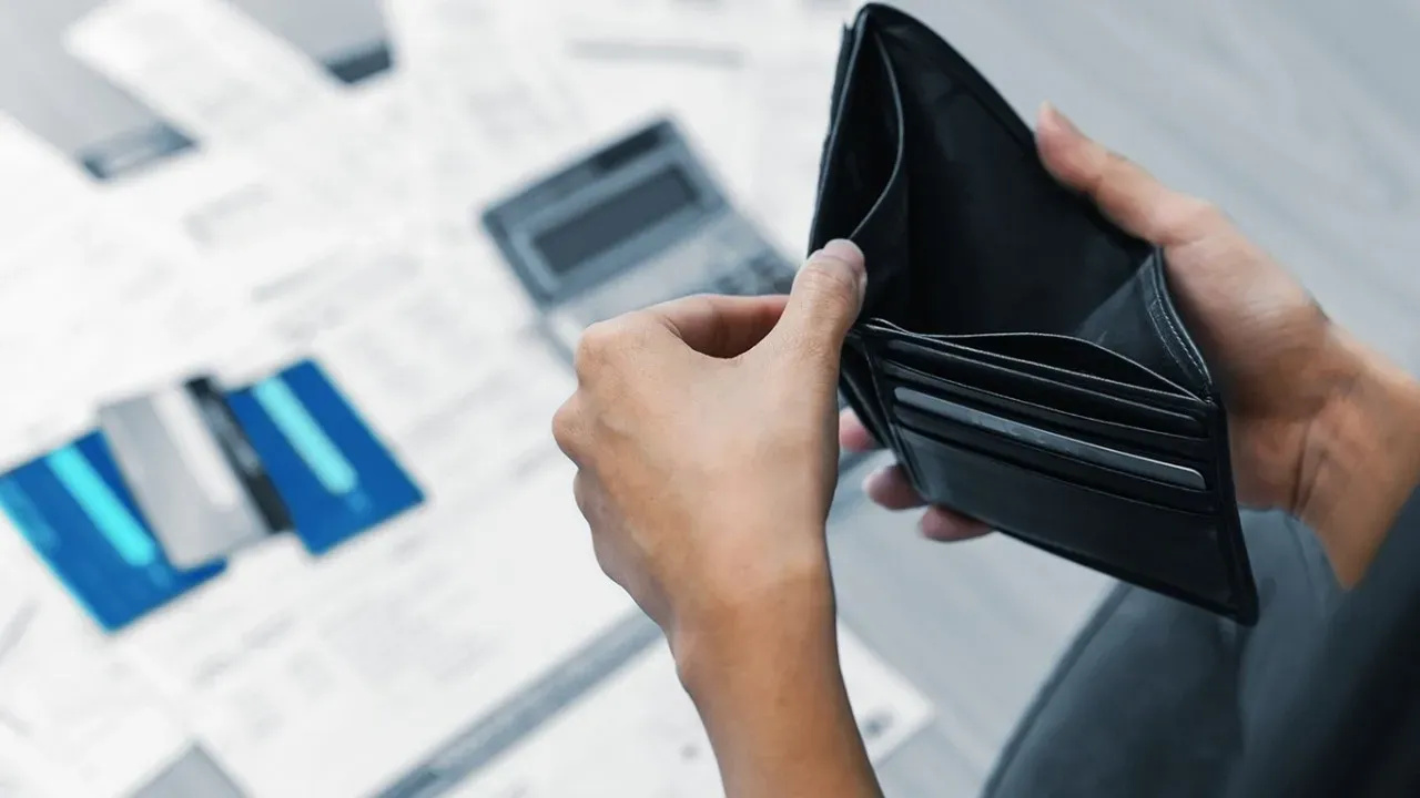 Плати или потеряешь всё: Что происходит в России?