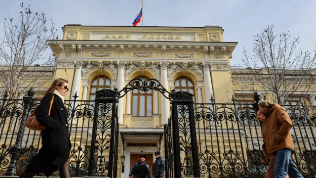 Горячая новость | Россияне рассказали, что будут делать после снижения ключевой ставки