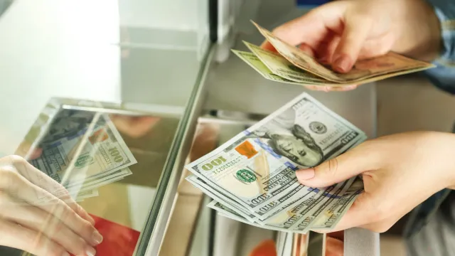 Горячая новость | Стало известно, какие валюты чаще покупают и продают россияне