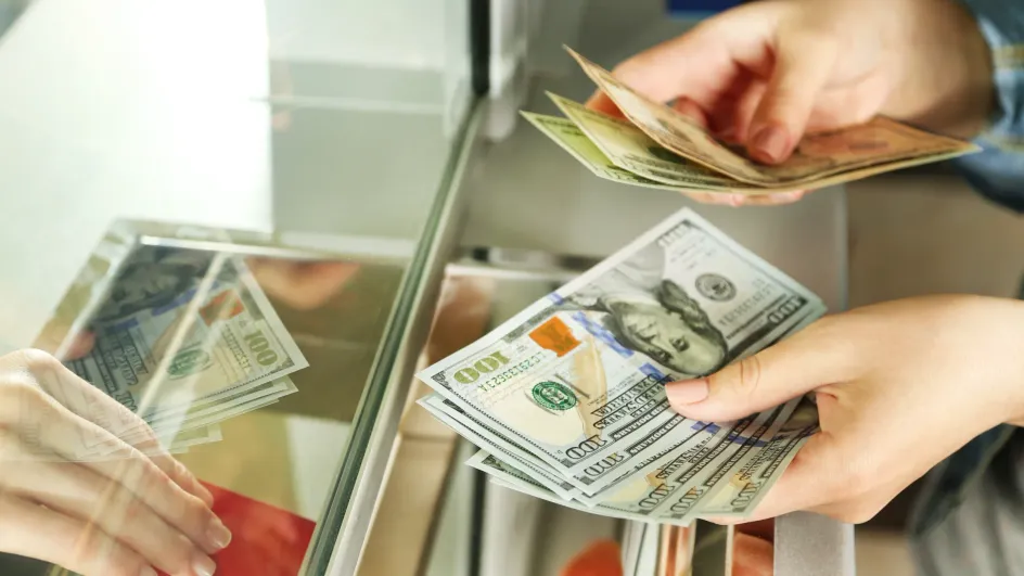 Стало известно, какие валюты чаще покупают и продают россияне