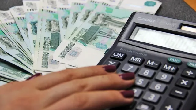 Горячая новость | Экономист рассказал, что стоит делать с 13-й зарплатой