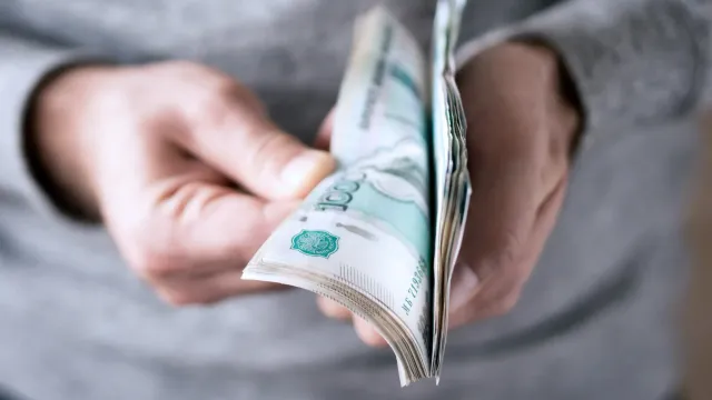 Горячая новость | Депутаты предложили повысить МРОТ в России