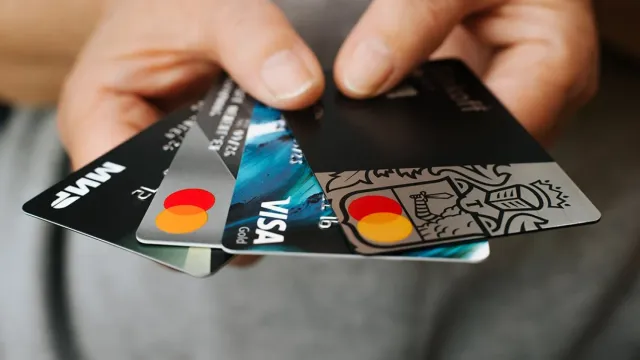 Горячая новость | Россиянам рассказали, сколько банковских карт стоит иметь