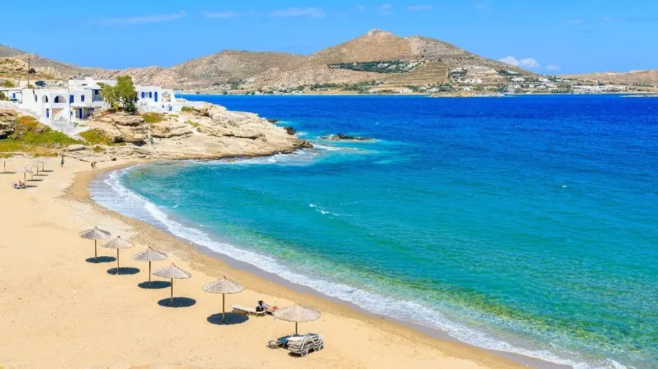 Греки возмущены ростом количества дорогих шезлонгов на пляже