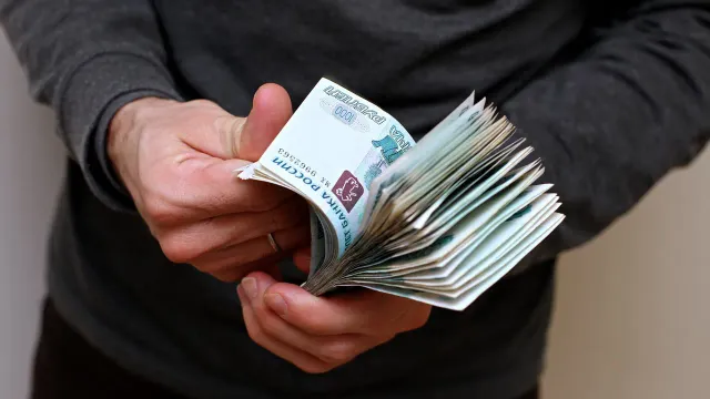 Горячая новость | Рост средних зарплат в России обогнал инфляцию в два с половиной раза