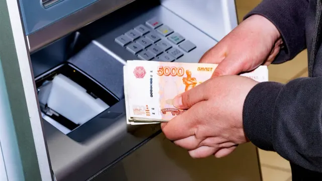 Горячая новость | Россиянам рассказали, как снятие наличных влияет на инфляцию