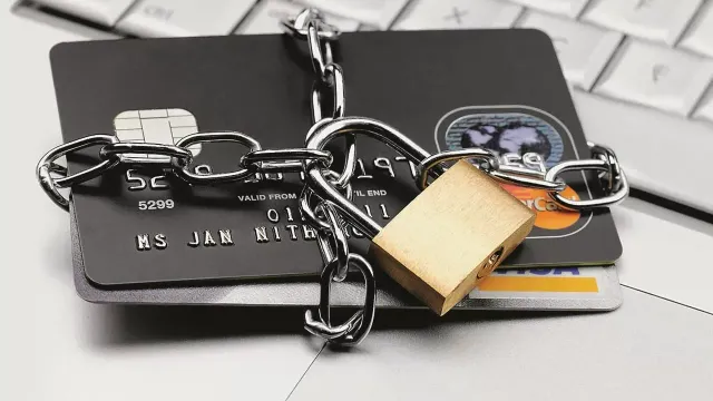 Горячая новость | Каждый 20-й россиянин сталкивается с блокировкой переводов