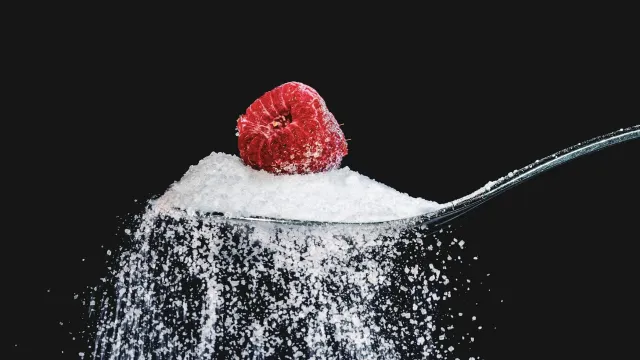 Экономист Холод: сахар подешевеет из-за запрета на экспорт