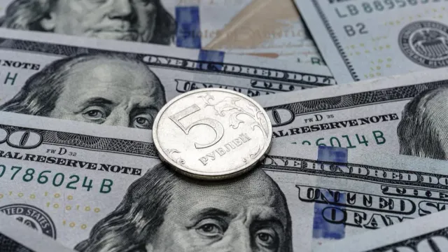 Горячая новость | Инвестстратег оценил вероятность доллара по 90 рублей