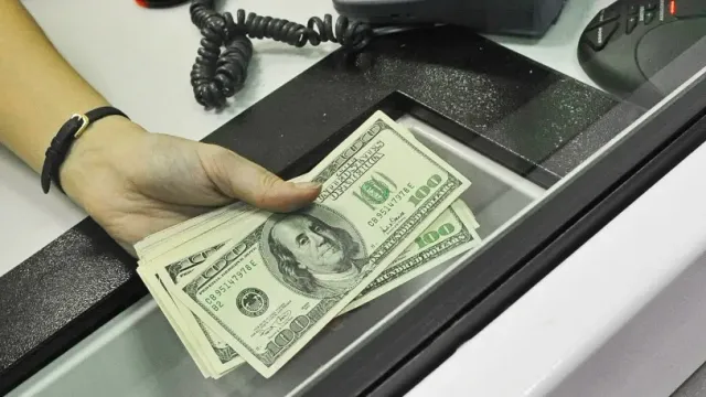 В банке "Интеза" начало действовать ограничение на открытие валютных счетов