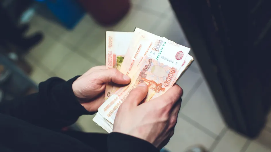 Экономист назвал риски повышенного спроса россиян на наличные