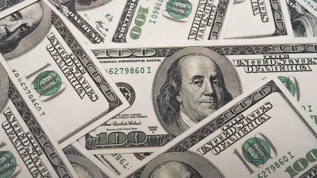 Горячая новость | Россиянам назвали максимальный курс доллара в марте