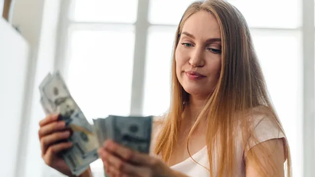 Горячая новость | Россиянам рассказали, как перестать жить «от зарплаты до зарплаты»