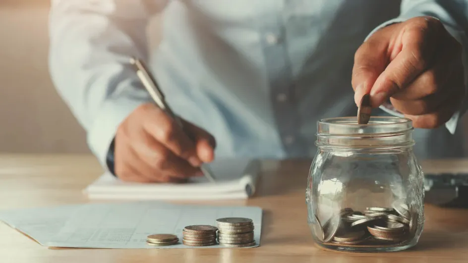 Россиянам объяснили, почему банки торопятся снижать ставки по вкладам