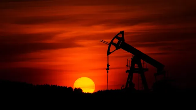 Нефть Brent подешевела до $77 за баррель впервые с 5 февраля
