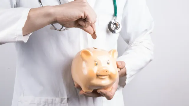 Горячая новость | Россиянам раскрыли разницу в зарплатах медиков и учителей