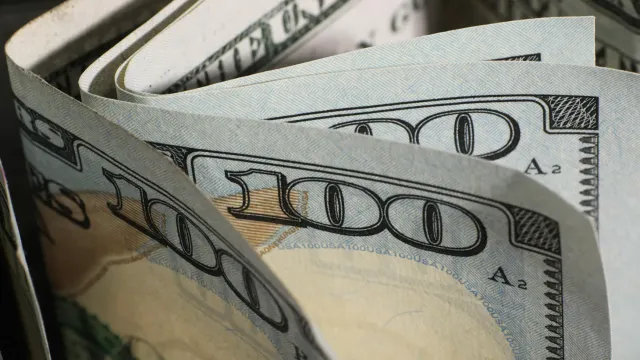 Аналитик СберИнвестиций предрек падение курса доллара до 75 рублей