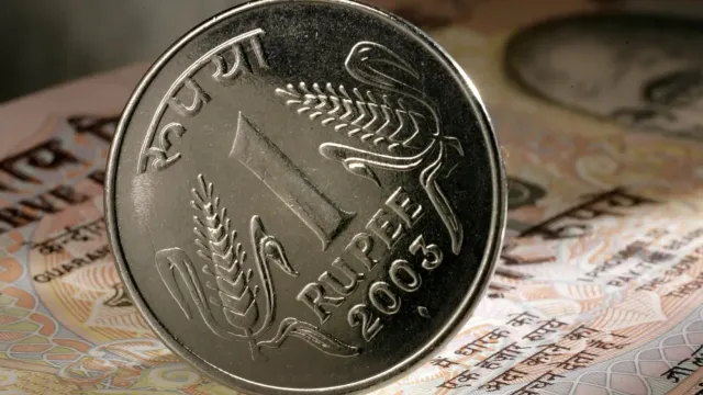 Рупия выросла на 3 пайсы до 83,13 по отношению к доллару США