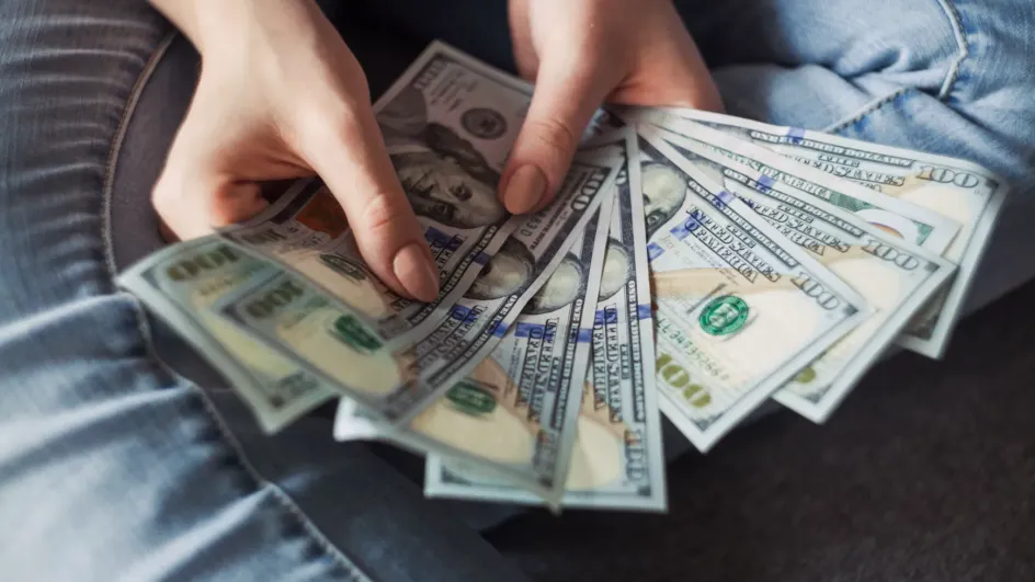 Аналитики посоветовали россиянам не продавать купленные по 100 рублей доллары