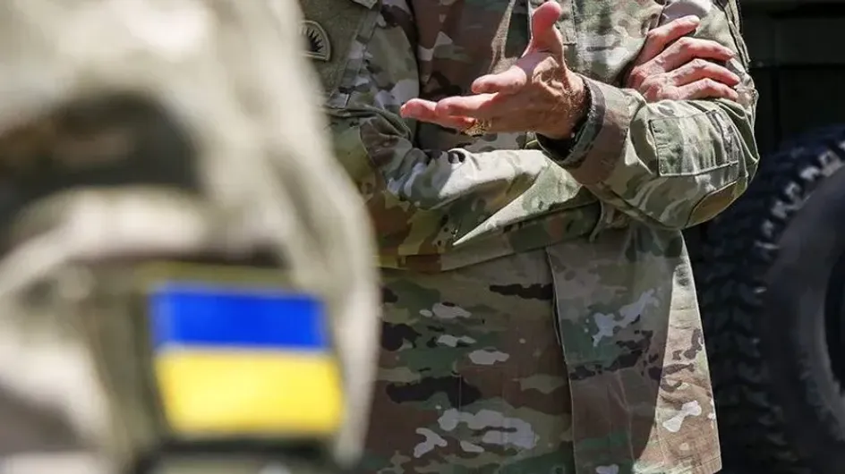 «МК»: военкор Рожин на видео показал попавших в плен при штурме военнослужащих ВСУ