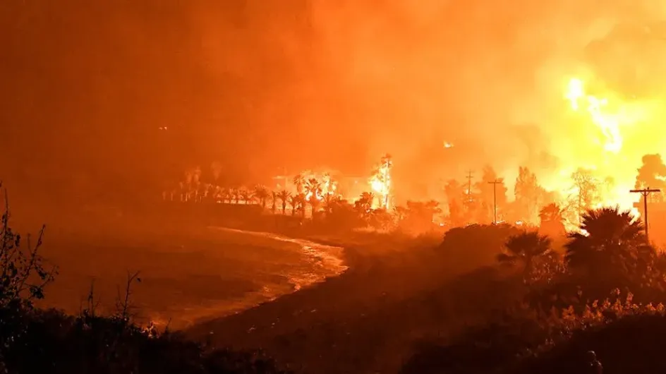 "ТурДом": На Родосе шестые сутки горят леса и дома, а тысячи туристов эвакуированы