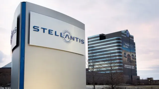 В Stellantis заявили, что в будущем аккумуляторы для электромобилей будут на 50% легче