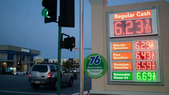 Цены на бензин в США достигли годового максимума