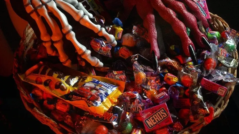 Ученые определили количество сахара в самых популярных конфетах на Хэллоуин