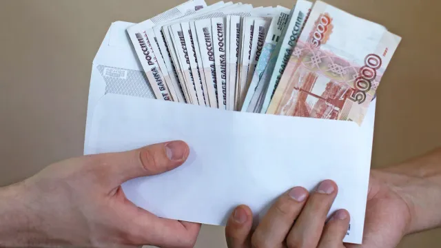 Горячая новость | Россиянам стали чаще выдавать зарплату наличными