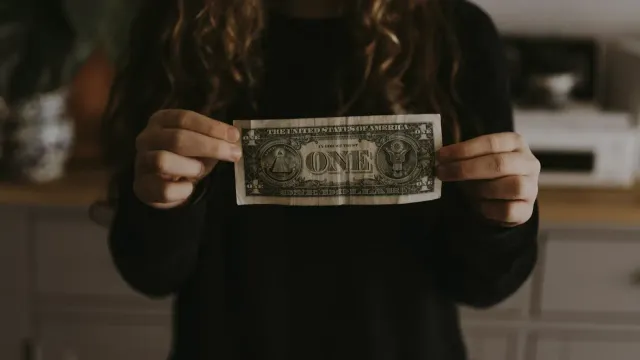 Горячая новость | Большинство родителей продолжают содержать детей старше 21 года