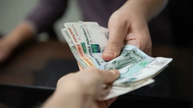 Горячая новость | Названа причина, по которой в России перестали расти зарплаты