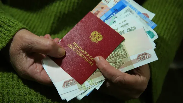 Горячая новость | Россиянам рассказали, как в стране отличаются пенсии мужчин и женщин
