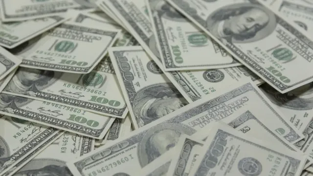 Горячая новость | Экономист рассказал, может ли доллар упасть до 65 рублей