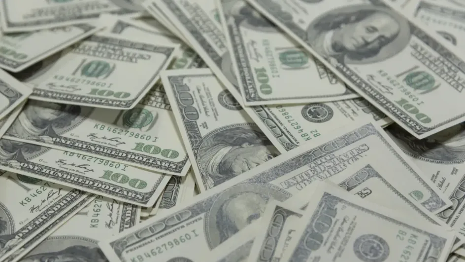 Экономист рассказал, может ли доллар упасть до 65 рублей