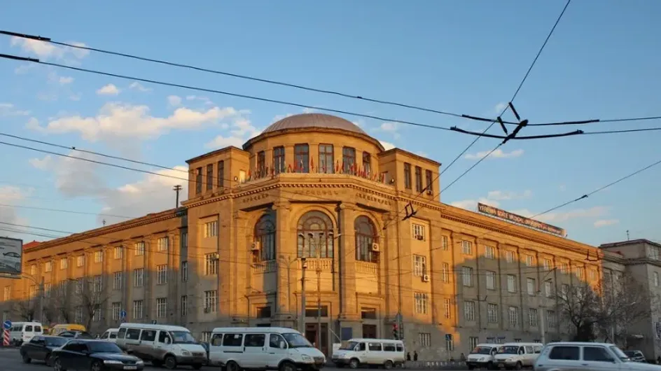 Россиянин выпал с пятого этажа Следственного комитета Армении
