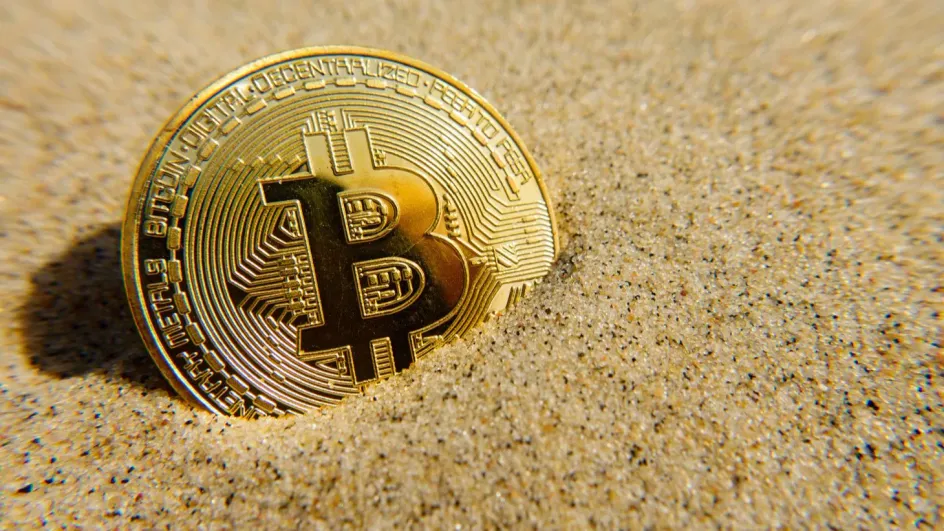 Стоимость биткоина на биржевых торгах превысила 75 тысяч долларов