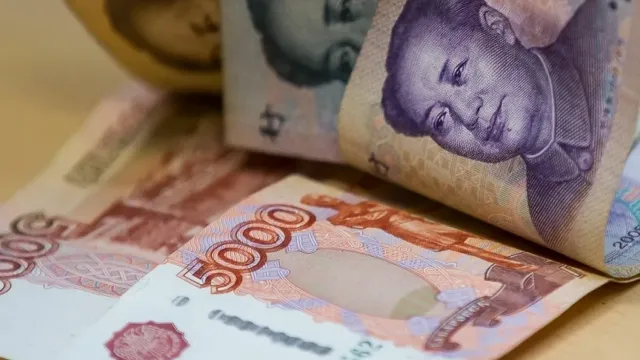 Снижение цен на нефть привело к удешевлению рубля к юаню