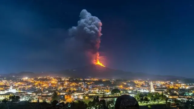 Schengenvisainfo: В Европе начали отменять рейсы из-за извергающегося вулкана Этна