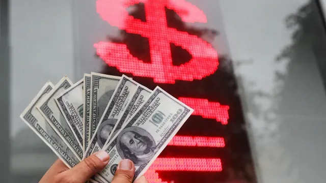 Горячая новость | Россияне в июле предпочли продавать доллары и евро вместо покупки