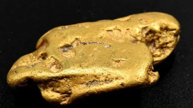 Британец случайно нашел рекордный золотой самородок за 3,5 миллиона рублей