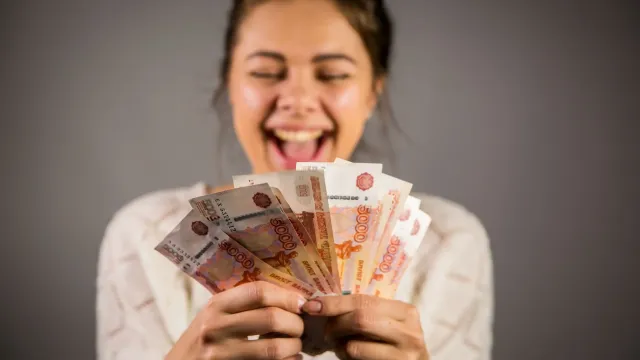 Горячая новость | Россиянам пообещали повышенные зарплаты за вторую половину мая