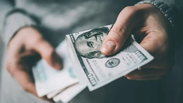 Горячая новость | Эксперт спрогнозировал курс доллара в случае снятия санкций с России