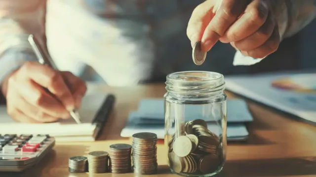 Горячая новость | Россиянам посоветовали сформировать финансовую подушку к старости