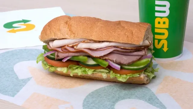 Сеть фастфуда Subway пообещала пожизненный запас сэндвичей тому, кто изменит свое имя