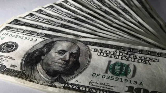 Эксперт Ачкасов отметил возможность падения доллара США на 20%