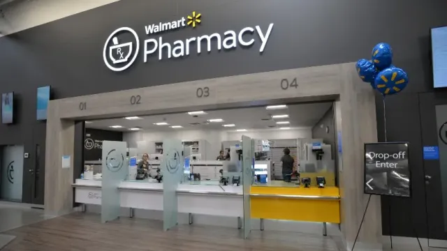 Компания Walmart сокращает зарплату и часы работы фармацевтам
