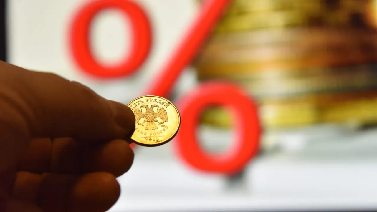 Ставка стремительно падает: Теперь россияне заживут?