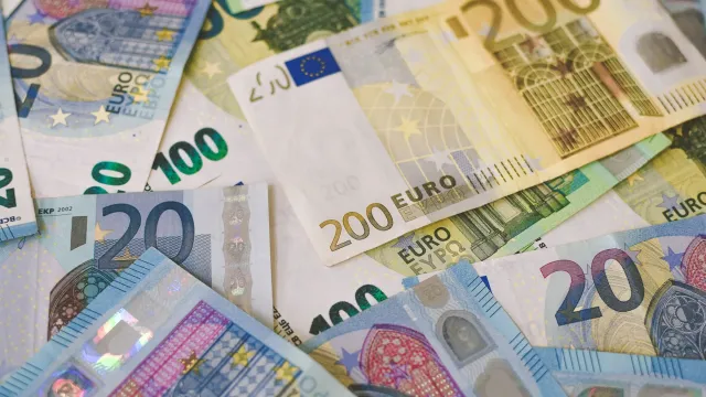 Евро на Мосбирже поднялся до 100 рублей